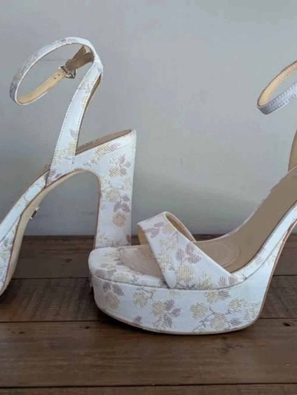Badgley Mischka Caia platform sandals ivory jacquard Pump heels Women's sz 9